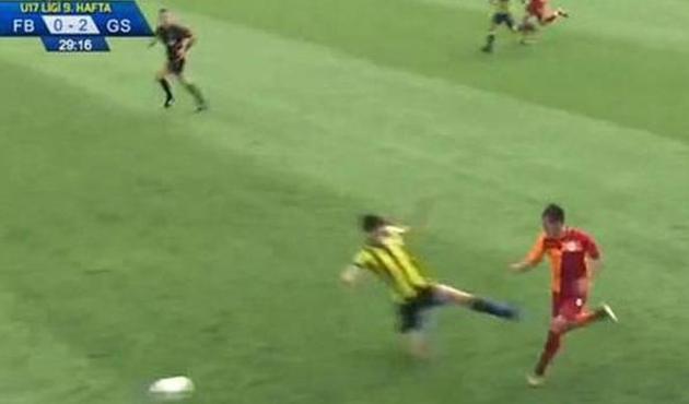 'Kasap' futbolcuyu hoş gören 'hakem' düdük astı!