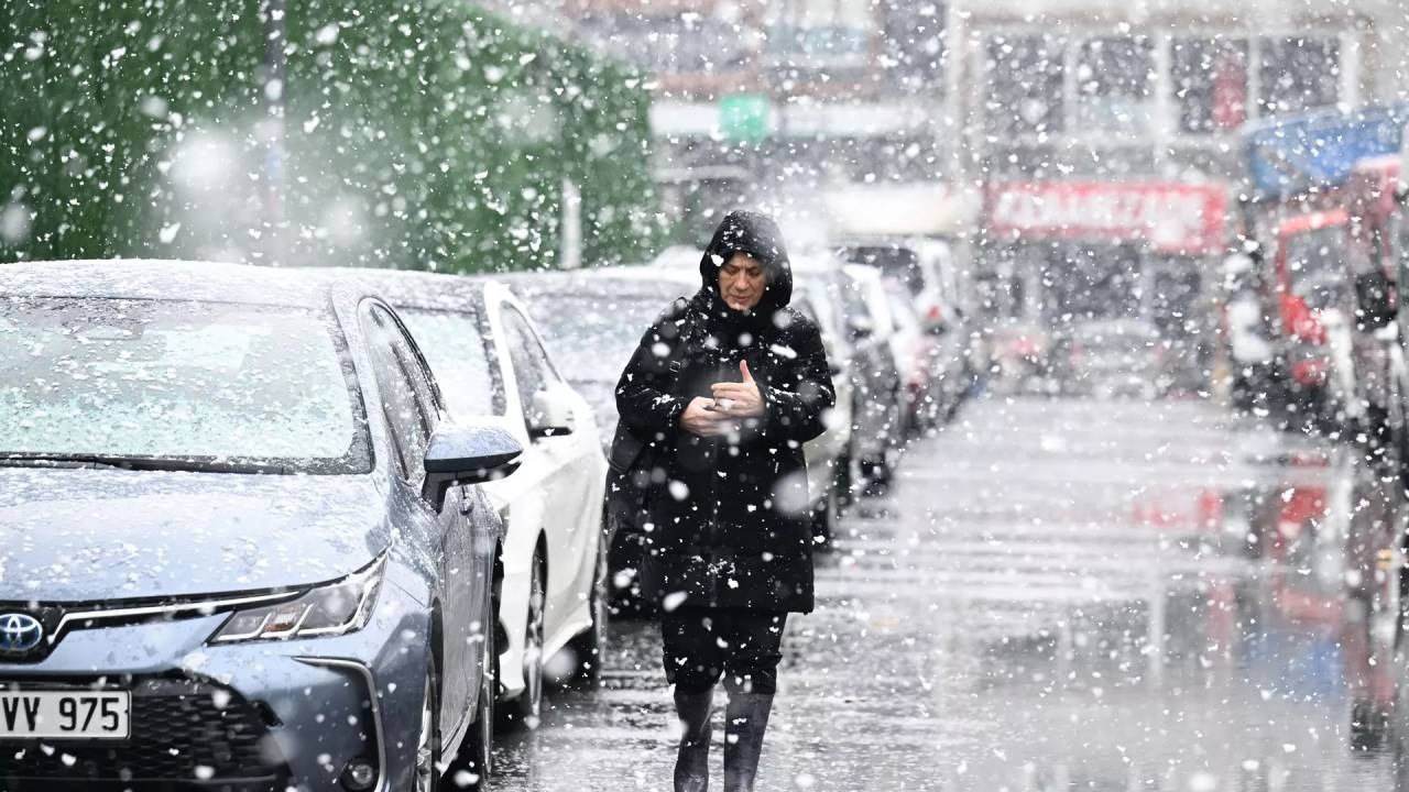 Buz ve kar Türkiye’yi sardı... 56 ilde okullar eğitime ara verdi! İşte tatil olan o bölgeler