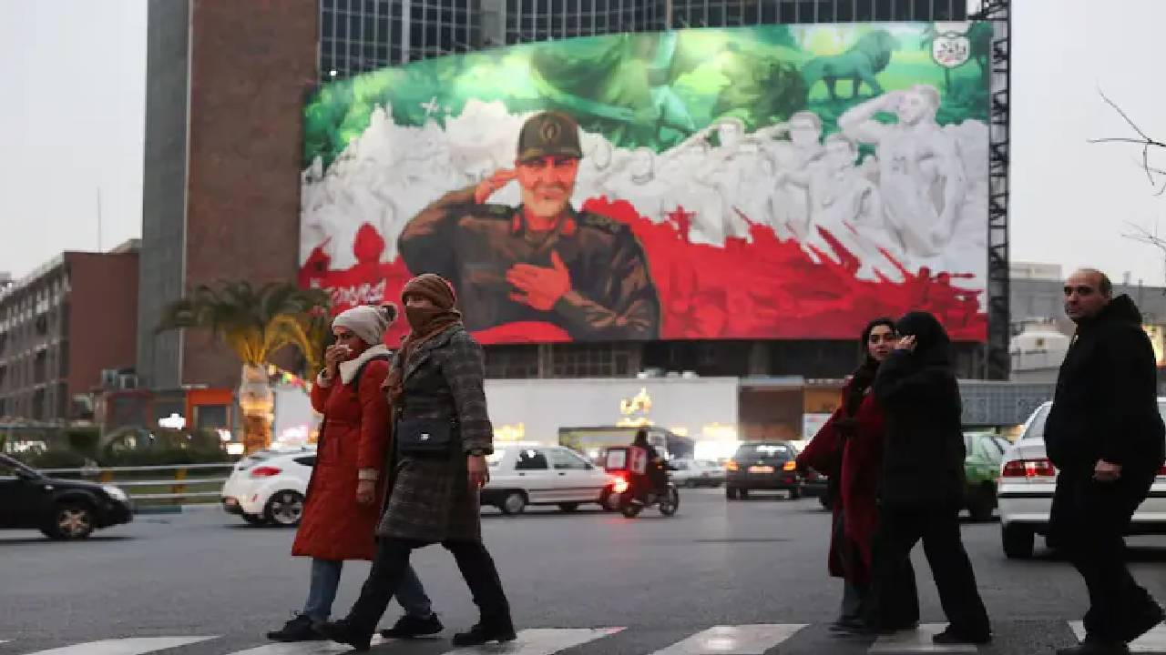 İran sokakları karıştı! ABD’li eski Bakan MOSSAD'ı işaret etti: İsrail olayın neresinde?