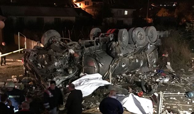 Düzce'de beton mikseri kahvehaneye girdi...