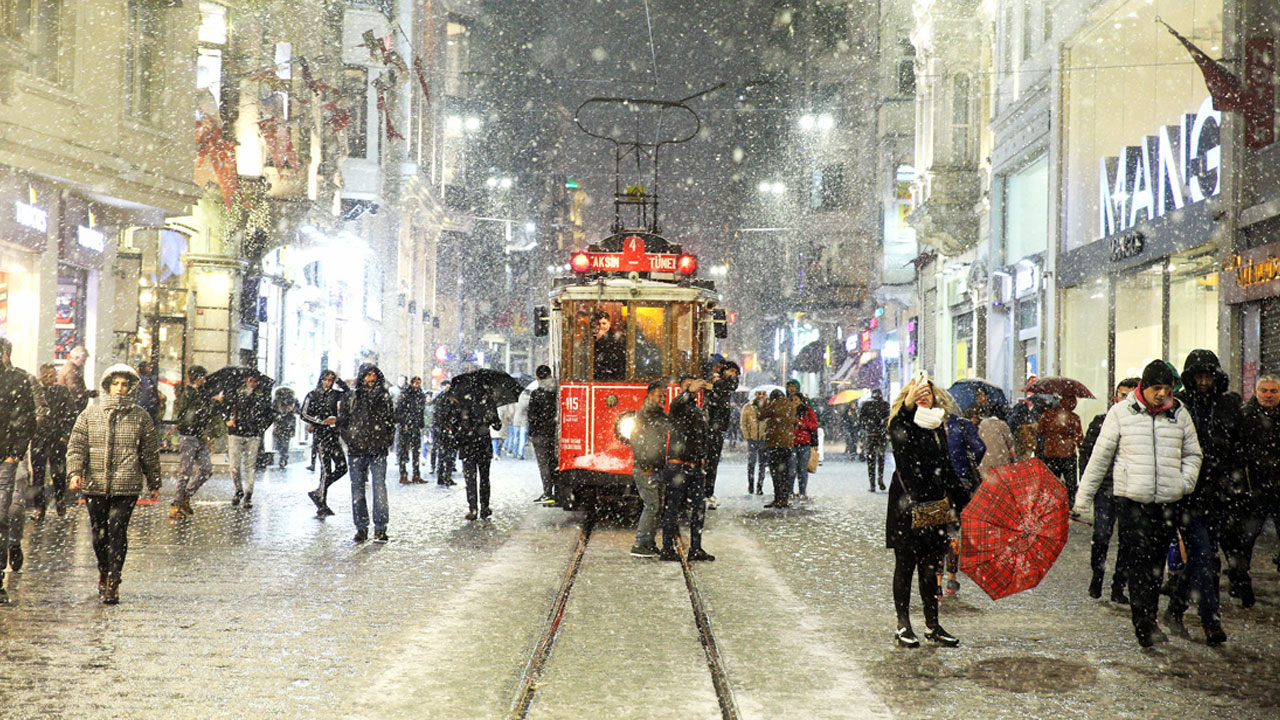 İstanbul'a kar geliyor: Meteoroloji ve AKOM tarih verdi! İstanbul'a kar ne zaman yağacak?