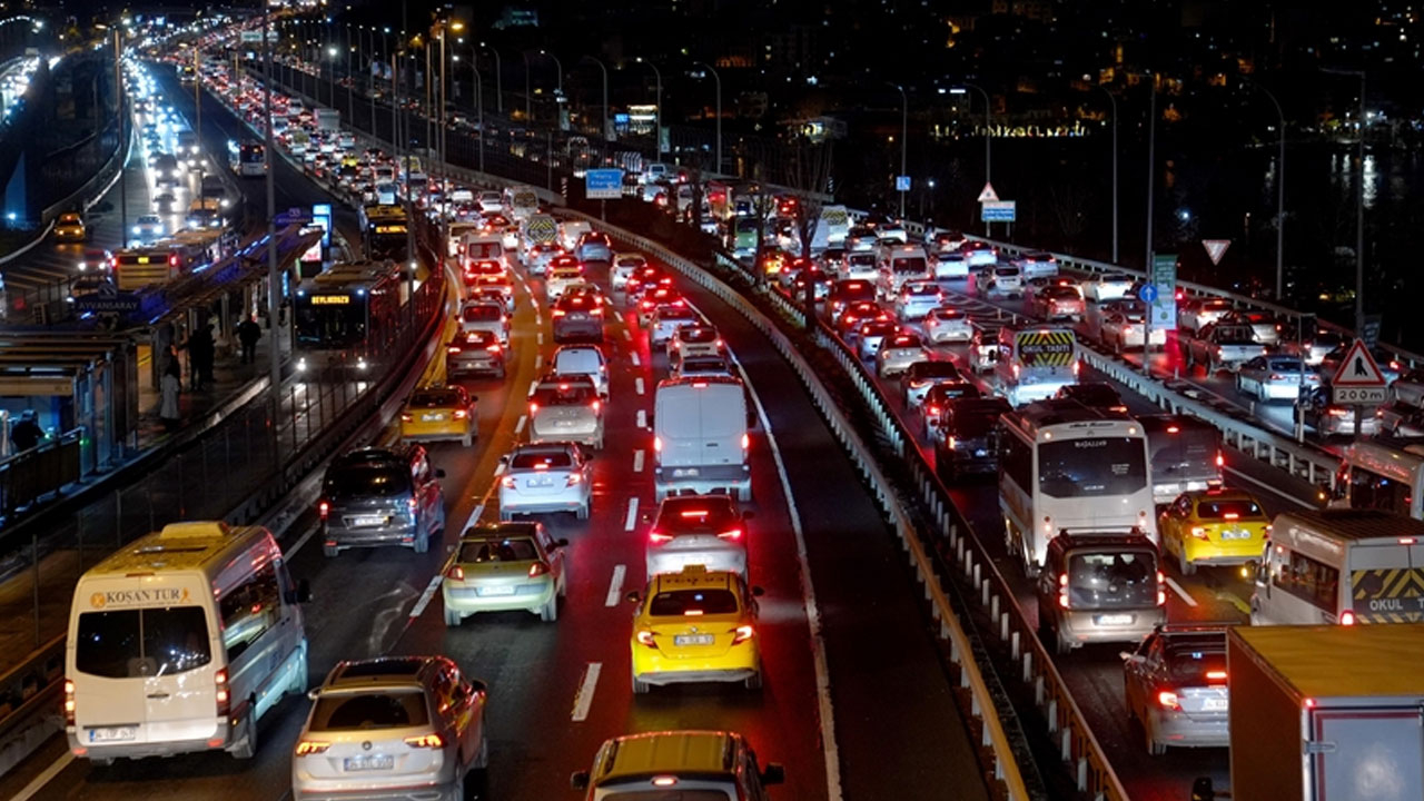 İstanbul'da trafik resmen kilitlendi! Yoğunluk yüzde 81'e çıktı