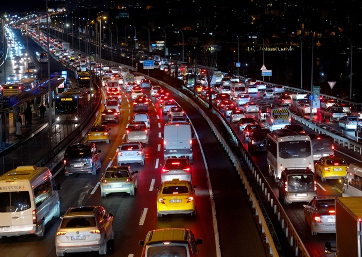 İstanbul'da trafik resmen kilitlendi! Yoğunluk yüzde 81'e çıktı