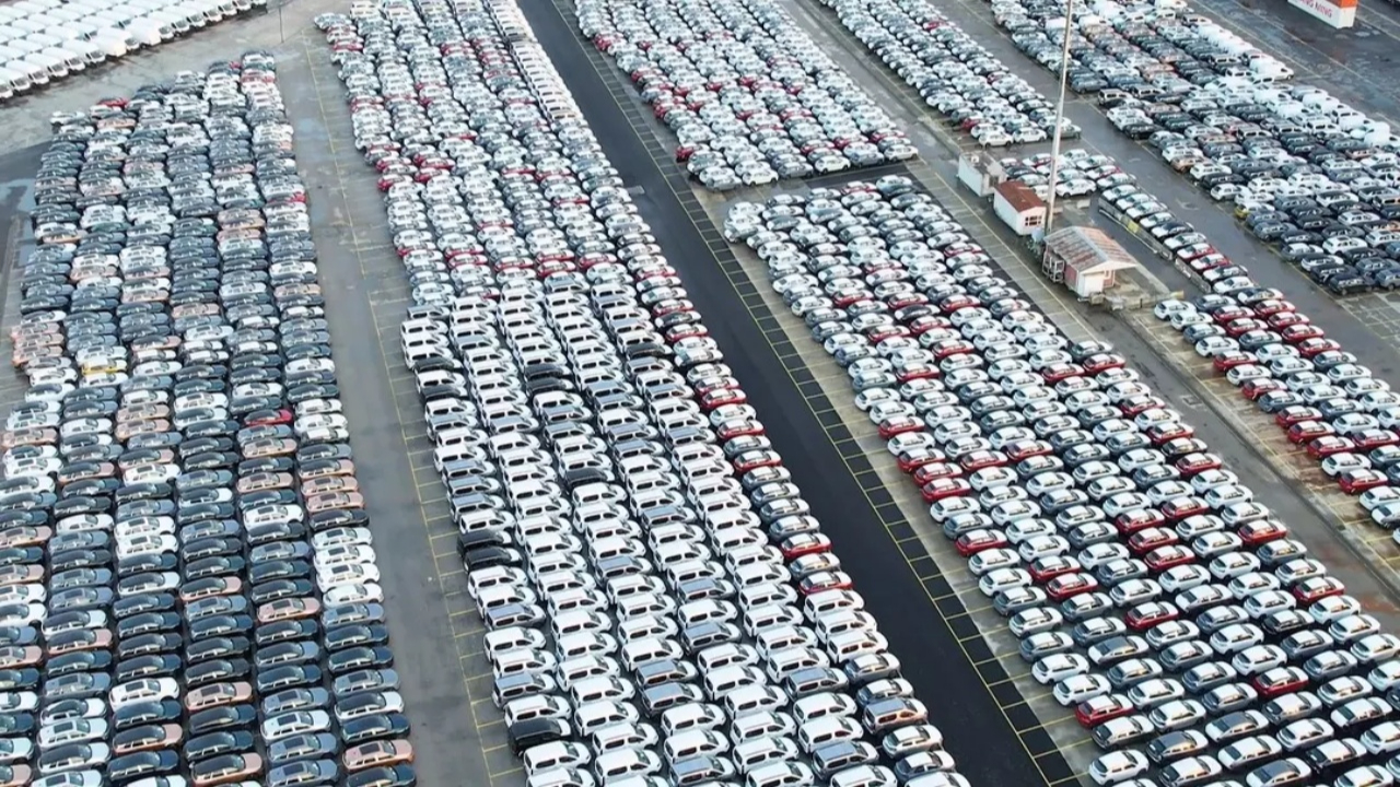 Fiyatlarda düşüş sinyali mi? Haydarpaşa Limanı binlerce adet 0 otomobille doldu taştı