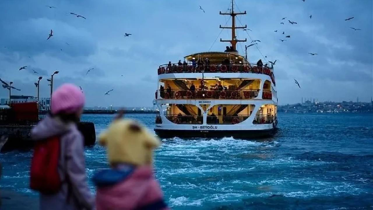 İstanbul felç oldu! Fırtına vurdu, vapur seferleri tamamen durduruldu