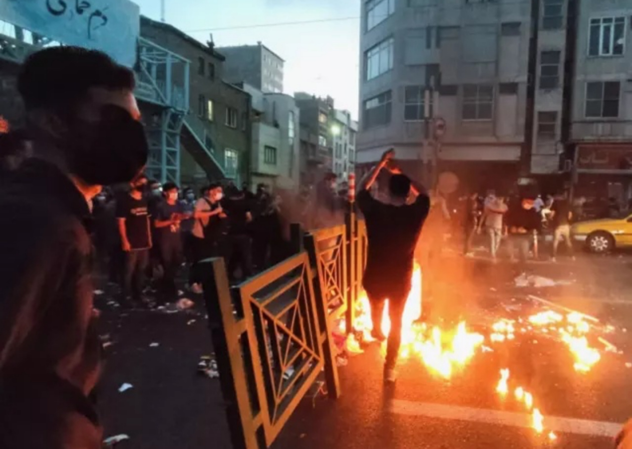 İran’da isyan büyüyor: İnternetin fişi çekildi, ölü sayısı 42’ye çıktı, protestocular hükümet binasını ateşe verdi!