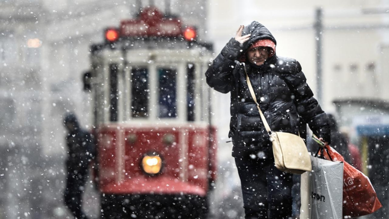 Sıcaklık 10 derece birden düşecek! İstanbul'a kar geliyor: Tarih verildi