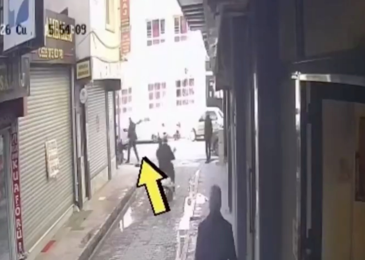 Yeniden Refah Partisi Aydın İl Başkanı Hüseyin Kaya'nın gazeteciyi vurduğu anlar kamerada!