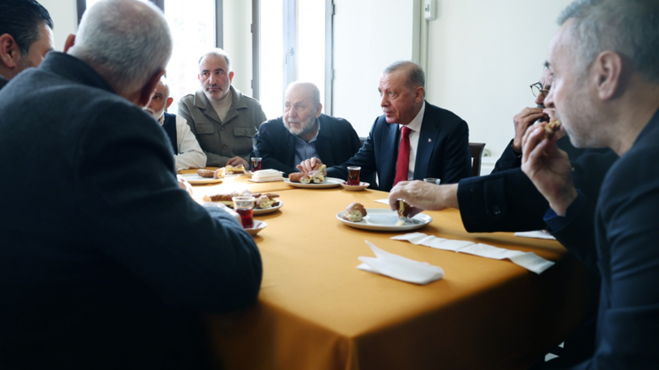 Cumhurbaşkanı Erdoğan Tophane Tayfun Spor Kulübü’nü ziyaret etti! Çıkışta gazetecileri tebrik etti...