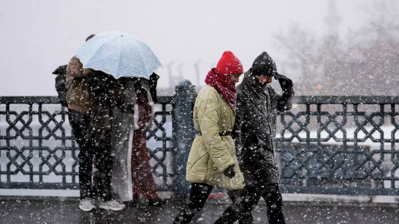 İstanbul’a kar duvarı geliyor! Meteoroloji’den korkutan uyarı: Kış geri dönüyor şehirler kilitlenecek