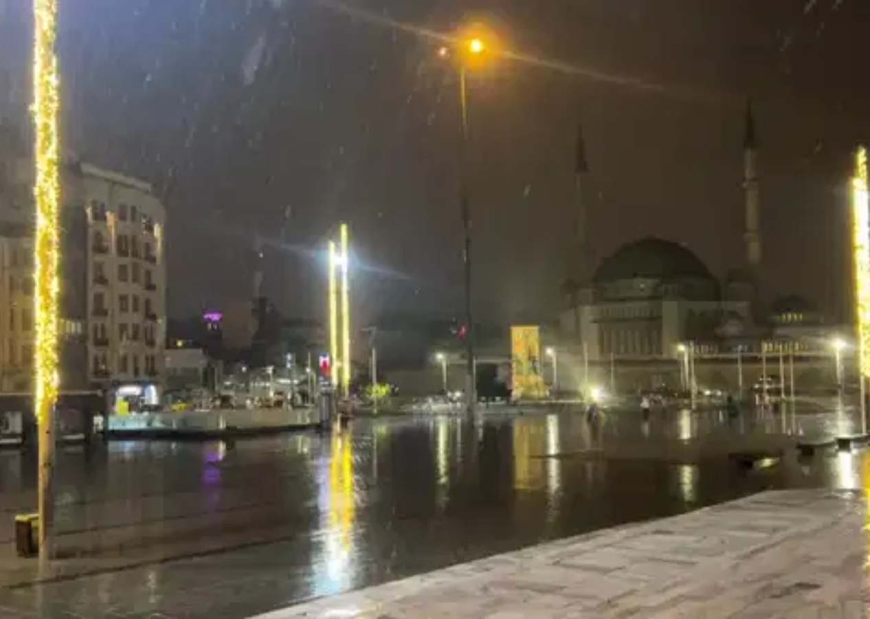 İstanbul’da beklenen kar başladı: Taksim Meydanı beyaza büründü, Anadolu Yakası’nda yağış etkisini artırıyor!