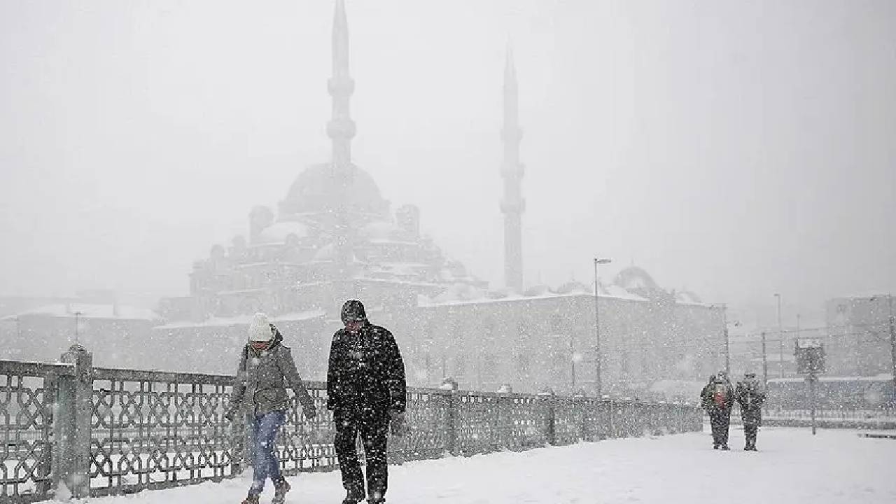 Okullar tatil, yollar buz... İstanbul kilitlendi! Kar şehri teslim aldı