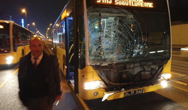 Metrobüs kaçak giriş yapmaya çalışan gence çarptı...