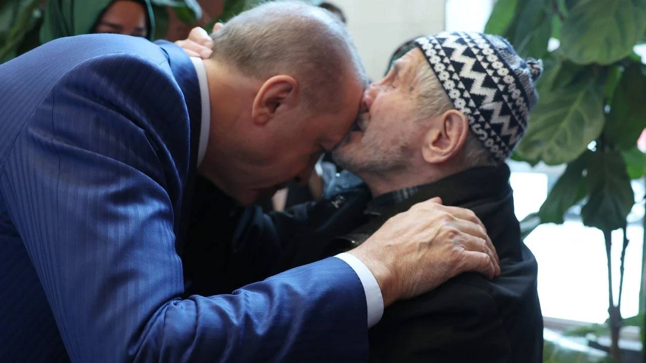 Samimi anlar! Cumhurbaşkanı 100 yaşındaki Necati ve Recep dede ile bir araya geldi, elini öptü