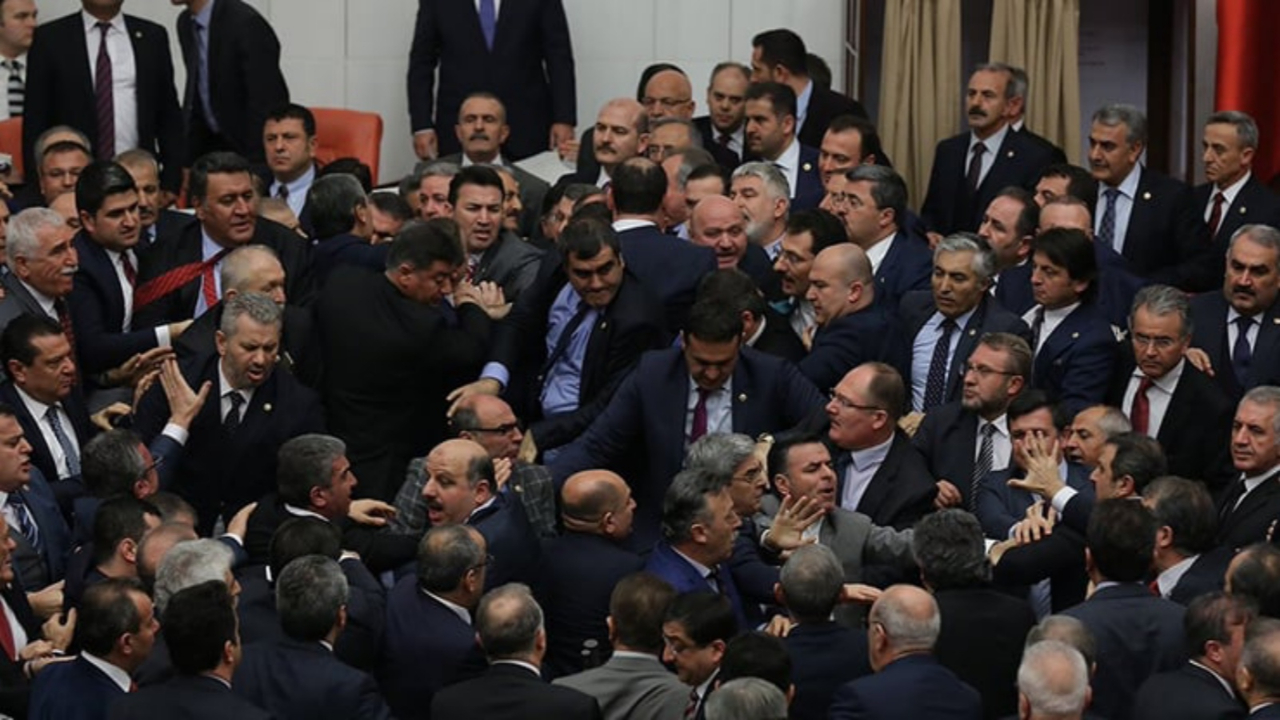 Huzur bozan vekil yandı: TBMM’de kavga ve hakarete maaş kesintisi geliyor!