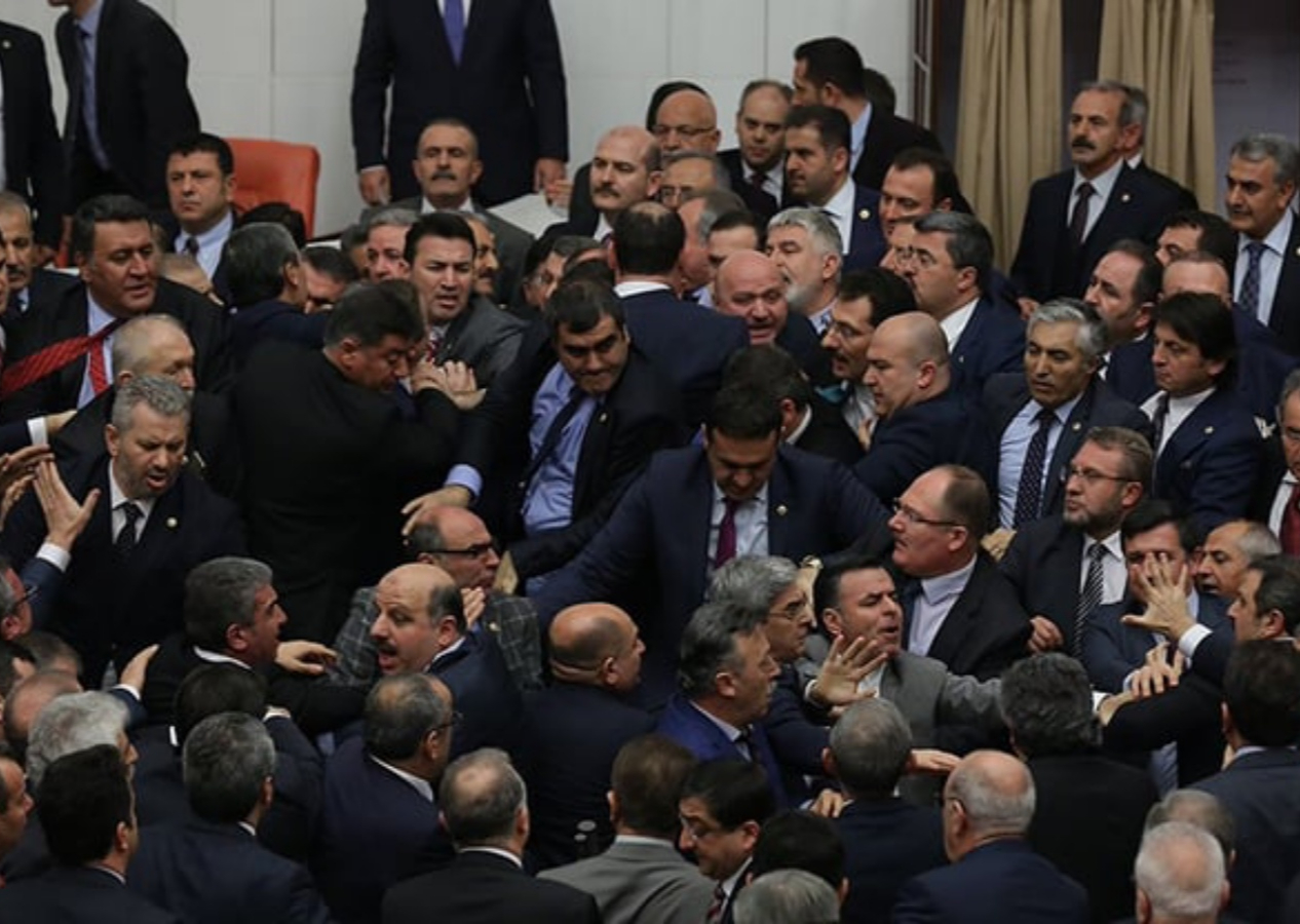 Huzur bozan vekil yandı: TBMM’de kavga ve hakarete maaş kesintisi geliyor!