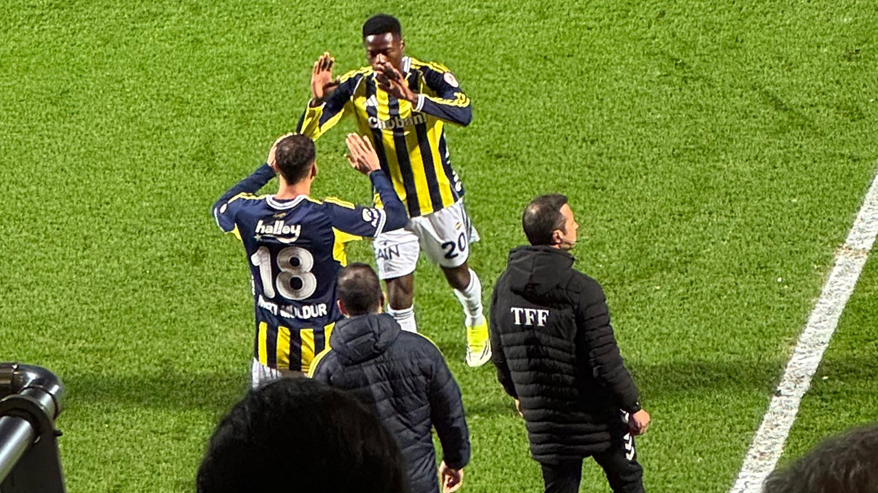 Fenerbahçe'de Musaba oyuna devam edemedi