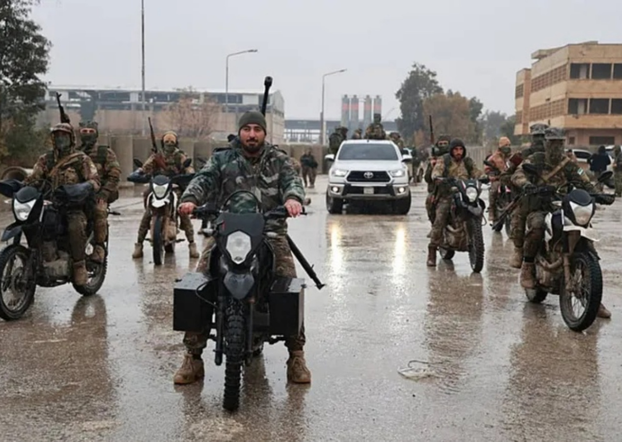Fırat'ın batısında saha değişti! YPG/SDG geri çekilirken Suriye Ordusu Deyr Hafir'e ilk birlikleriyle girdi!