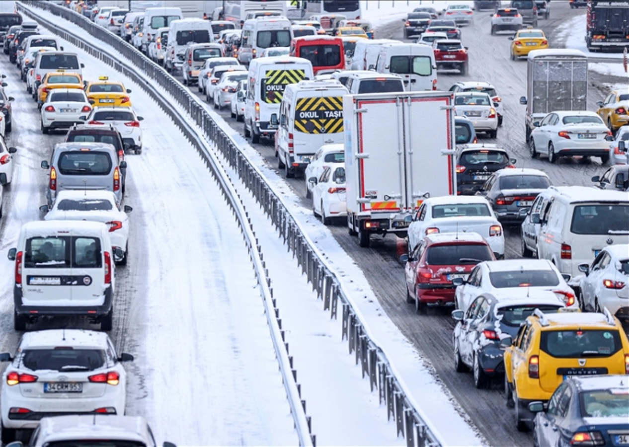 Kar mutluluğu yerini trafik çilesine bıraktı! İstanbul'da etkili olan kar yağışı trafiği kilitledi! AKOM ve Meteoroloji'den peş peşe uyarı...