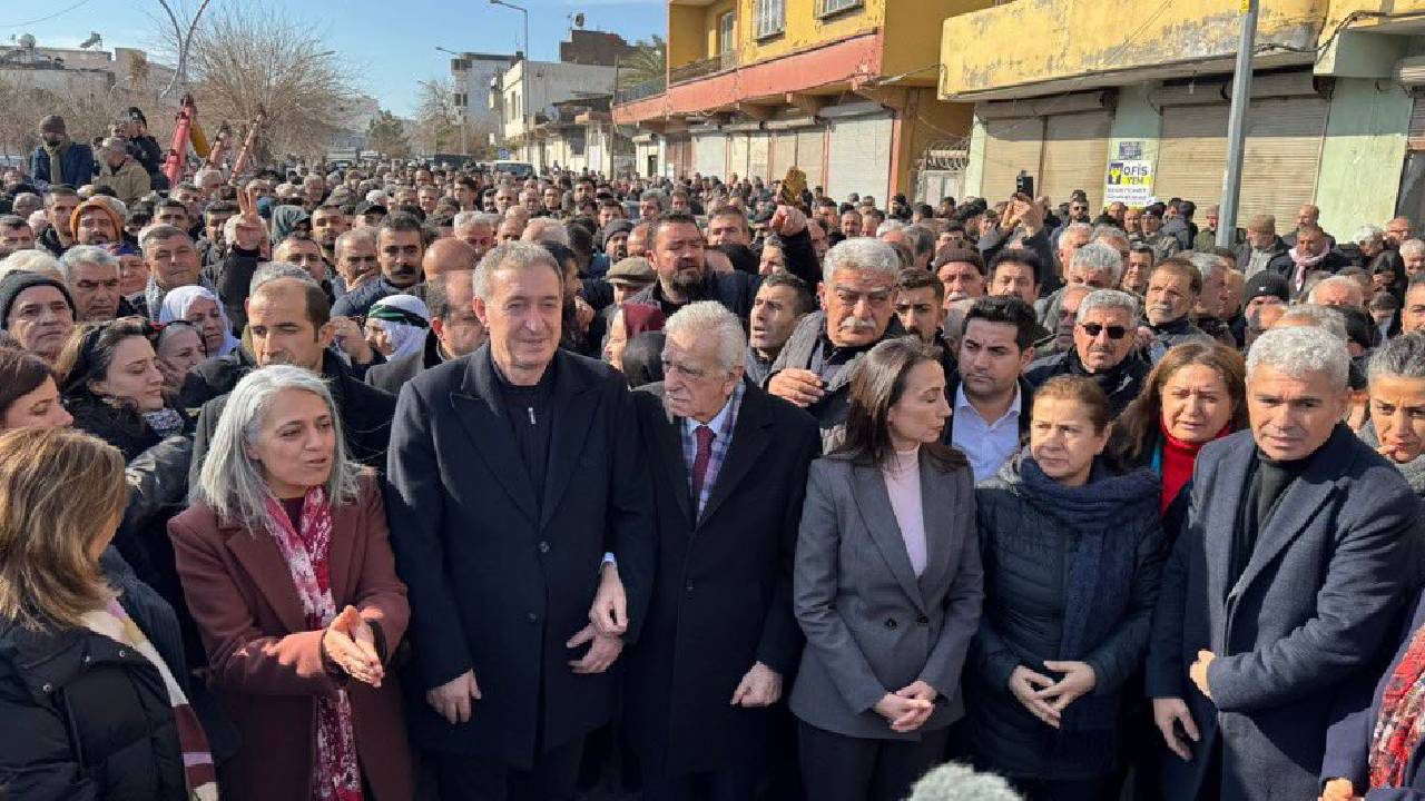 DEM Parti'den YPG'ye destek! Nusaybin-Kamışlı sınırında YPG'ye dokunmayın eylemi yaptılar