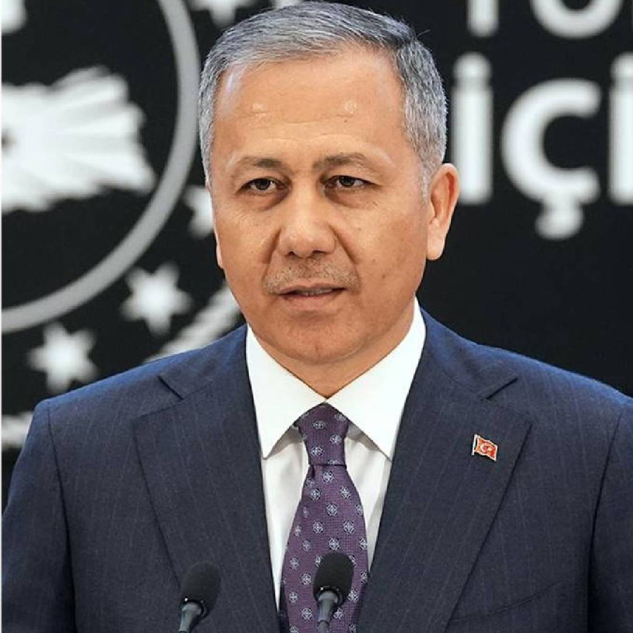 Bakan Yerlikaya, Güngören'de öldürülen Atlas Çağlayan'ın ailesini ziyaret etti