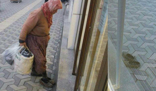 Banka kirlenmesin diye çamurlu ayakkabılarını çıkarıp girdi!