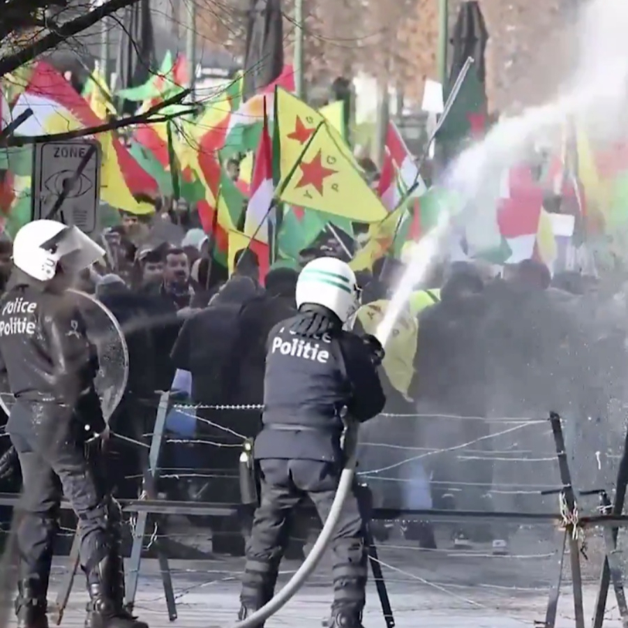 Avrupa'nın göbeğinde YPG taşkınlığı: Brüksel'de terör yandaşlarına soğuk duş! Polis tazyikli su ve gazla dağıttı...