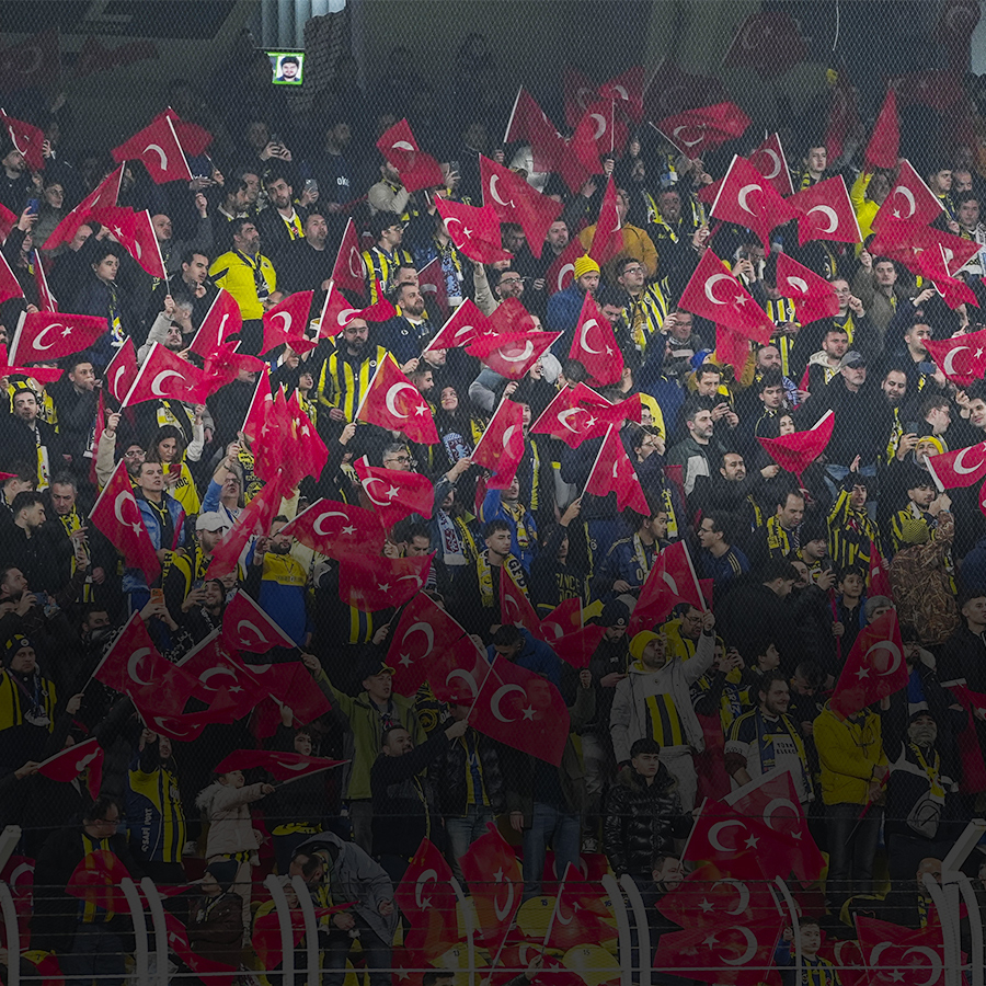 Fenerbahçe-Aston Villa maçında 50 bin Türk bayrağı dalgalandı