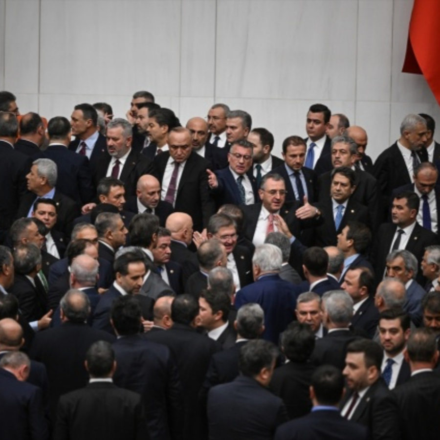 Veli Ağbaba’nın "Tabutlu" protestosu Meclis’i savaş alanına çevirdi! Yumruklaşmaya varan kavga...