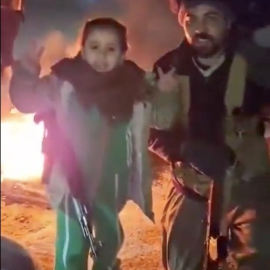 Terörün en kirli yüzü... YPG, küçük kız çocuğunu silahlandırıp videoya çekti!