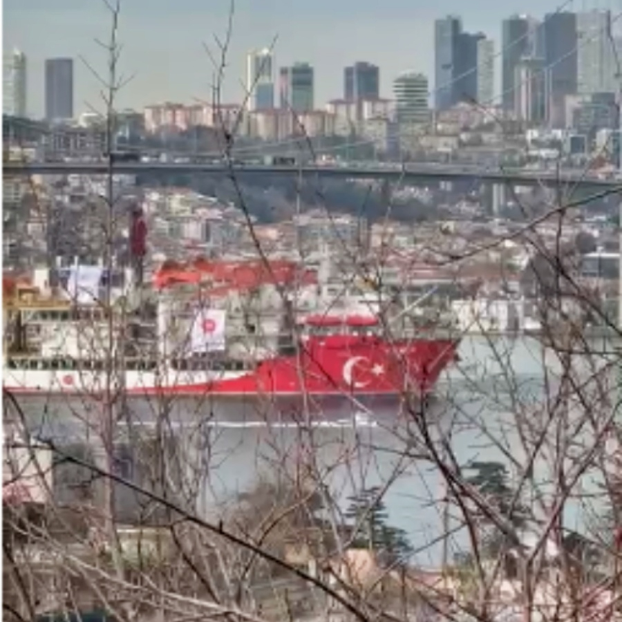 Rotası Karadeniz, hedefi tam bağımsızlık! Enerji filosunun yeni devinden görsel şölen: Yıldırım Sondaj Gemisi İstanbul Boğazı'nı geçti