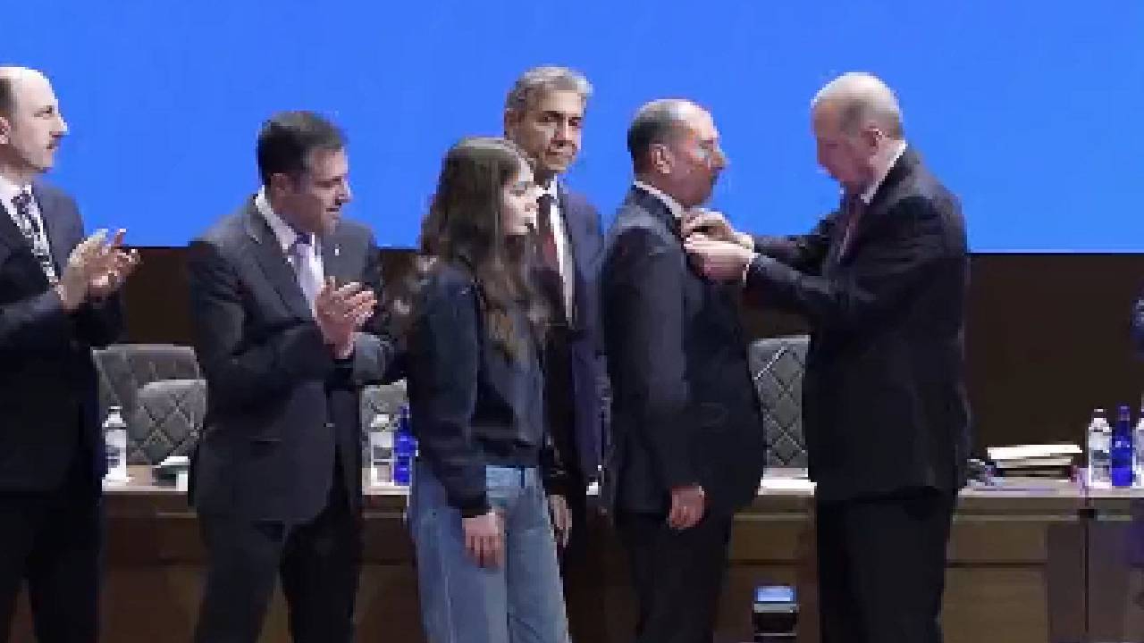 MKYK öncesi sürpriz hamle! Cumhurbaşkanı Erdoğan rozeti taktı, AK Parti’ye yeni belediye başkanları katıldı