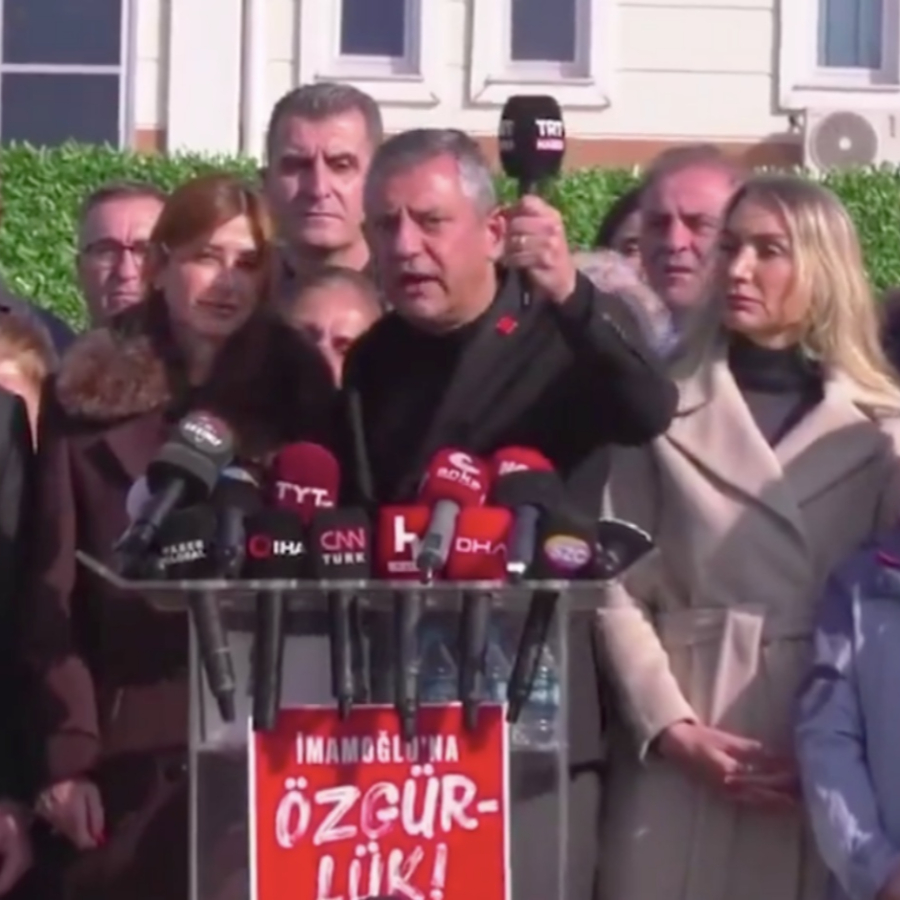 Özgür Özel TRT mikrofonu ile kavga etti! TRT'nin yolsuzlukları haber yapmasına tepki gösterdi