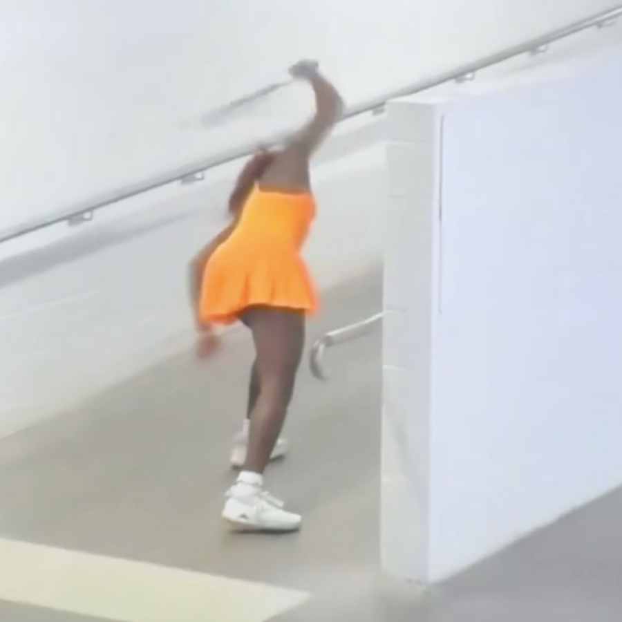 ABD'li tenisçi Coco Gauff, Avustralya Açık Tenis Turnuvası'nda elenince sinir krizi geçirdi! Raketini kırdığı anlar kamerada...
