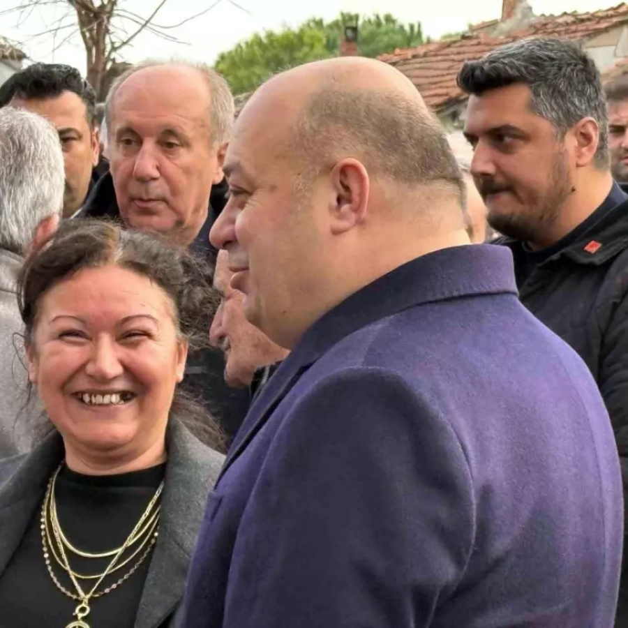 İYİ Partili Turhan Çömez'in annesinin cenazesinde CHP'li Başkan İbrahim Palaz'dan skandal görüntüler: Acılı günde kahkahaları cemaati kızdırdı!
