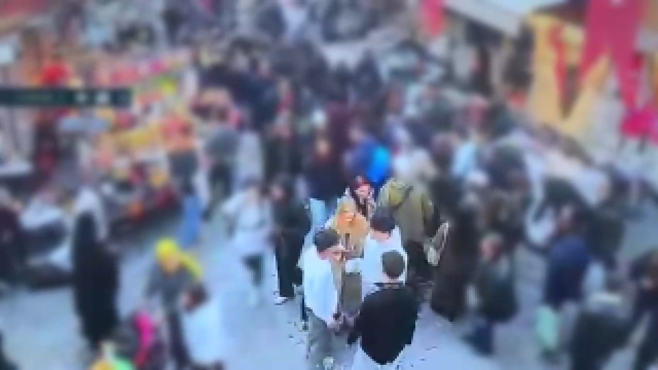 Fatih’te utandıran görüntüler: Mahmutpaşa’da turiste yumruk! Hanutçuluk tartışması saldırıya döndü