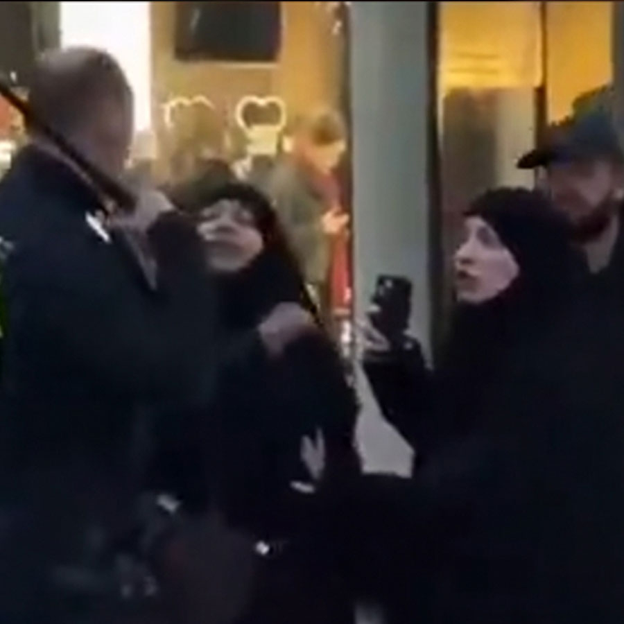 Hollanda polisinden Müslüman kadınlara ırkçı şiddet!