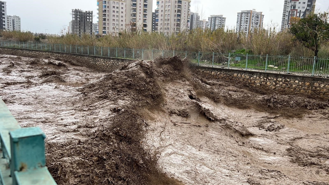 Meteoroloji uyarmıştı! Adana ve Mersin'de yağış hayatı felç etti