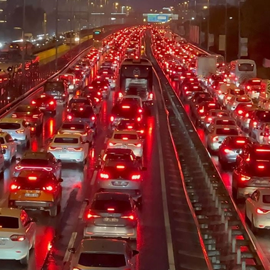 İstanbul yine kilitlendi: Trafik yoğunluğu yüzde 87'ye ulaştı