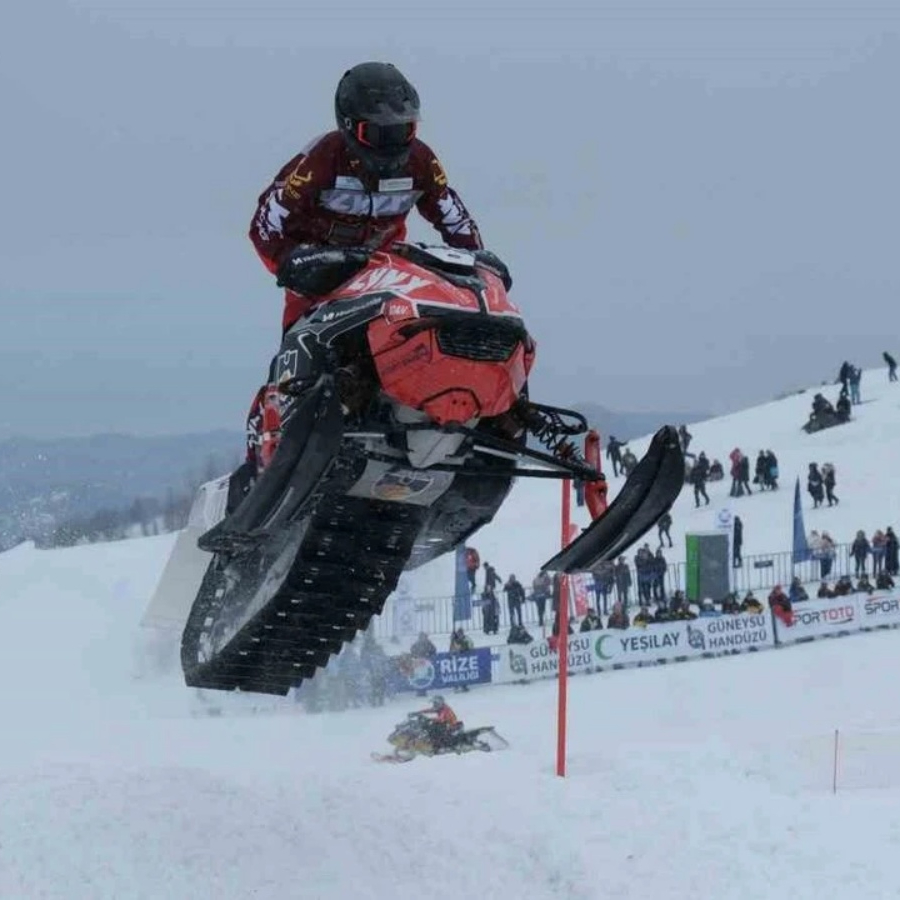 Rize'nin zirvesinde adrenalin patlaması: SNX Türkiye Dünya Kar Motosikleti Şampiyonası start aldı... Yarın final var!