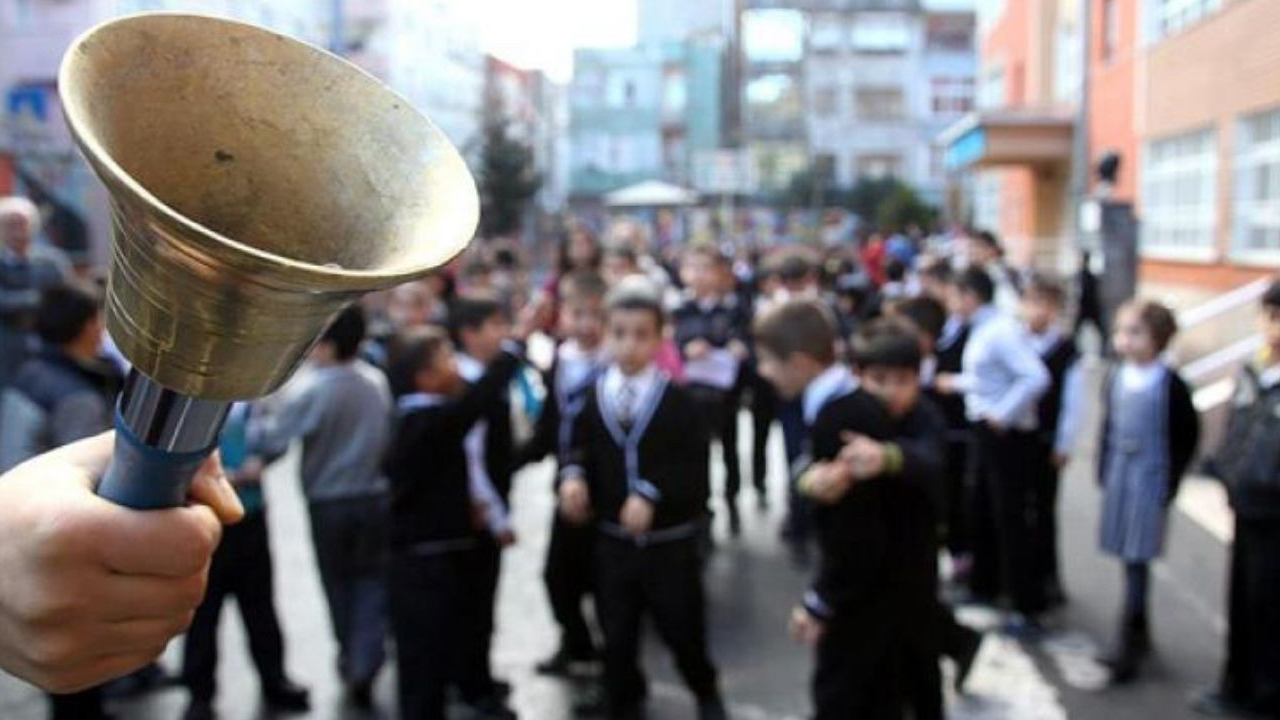 İkinci dönem başlıyor: Okullar Türk bayrağı ile donatılacak