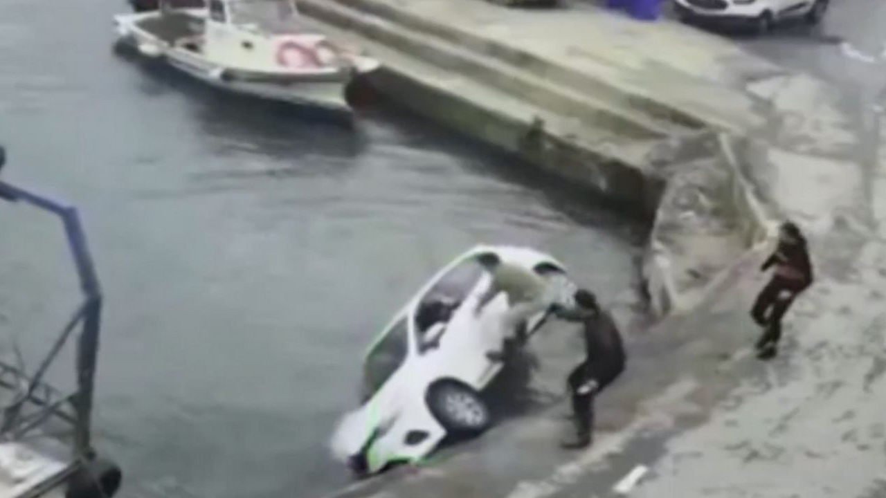 Sarıyer'de denize düşen araç kamerada