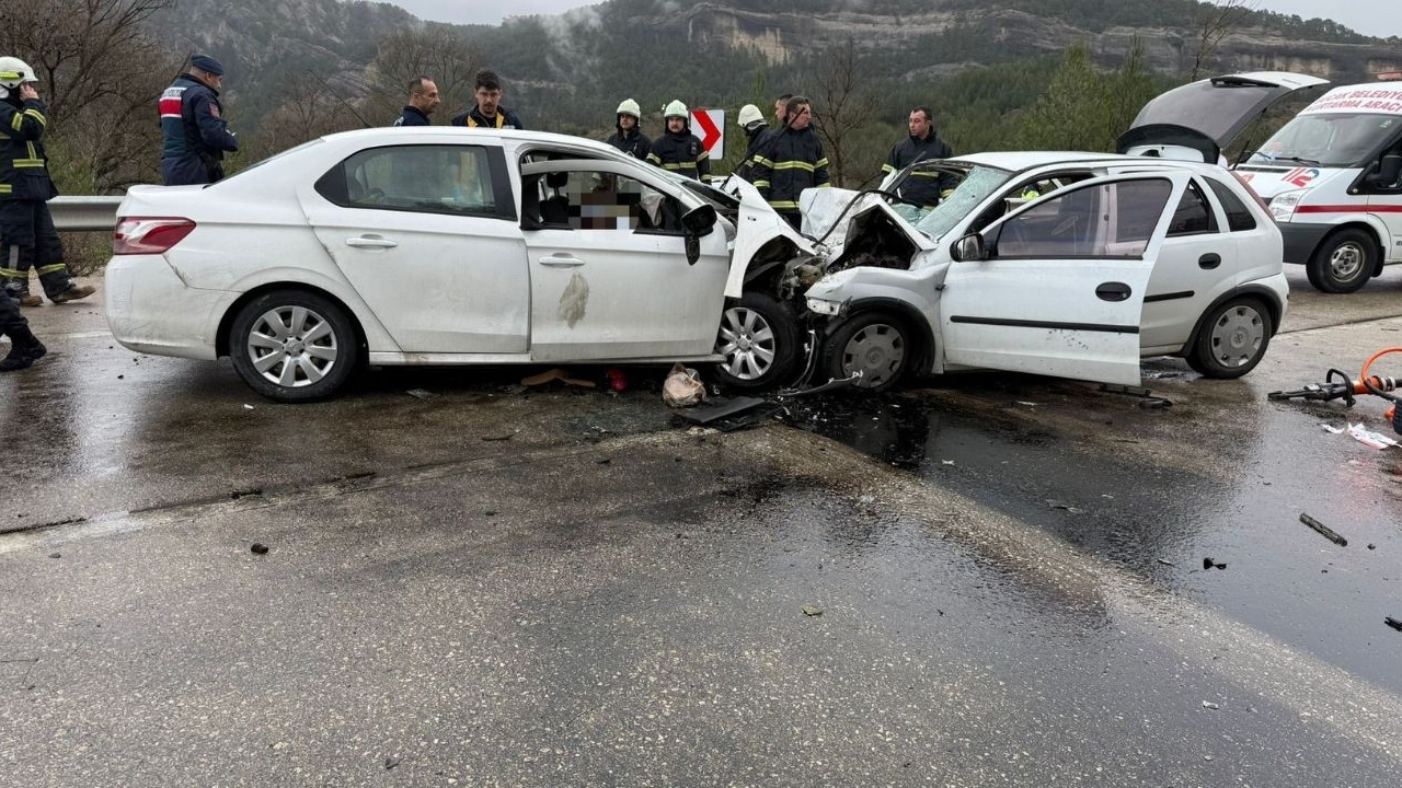 Burdur'da feci kaza! İki araç kafa kafaya çarpıştı: 7 kişi öldü
