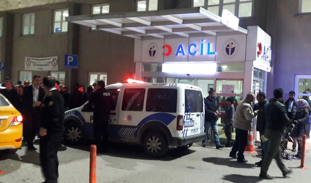 Acil servis önünde bıçaklı kavga: 5 yaralı...