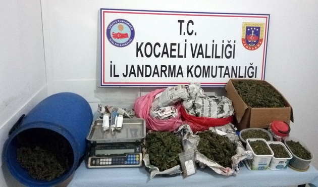 Jandarmadan evde esrar üreten karı kocaya operasyon...