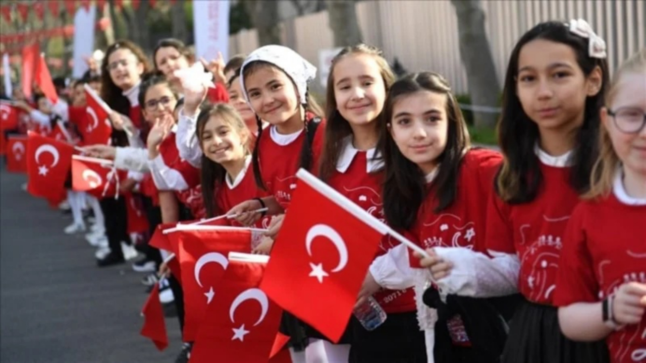 Tatil bitti, 18 milyon öğrenci için ilk ders zili çaldı! Yeni dönemin ilk dersi: Bayrak Sevgisi!