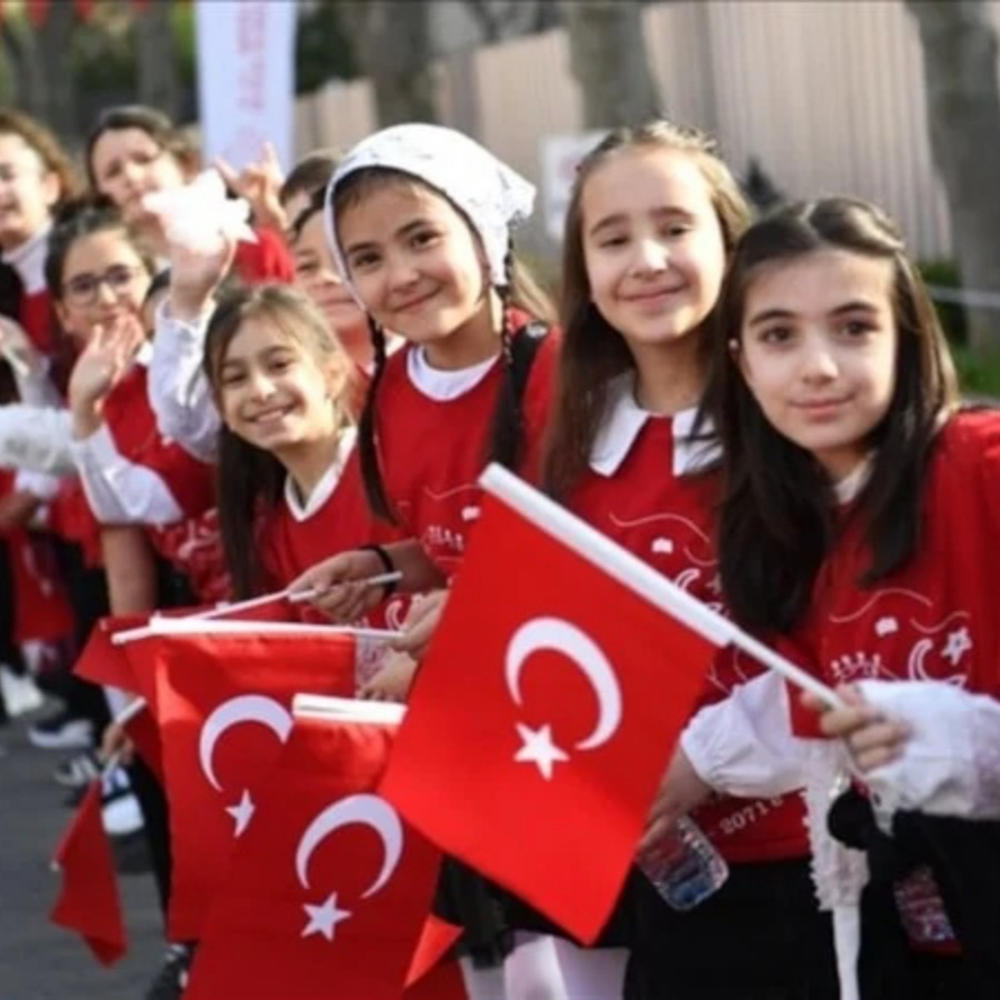 Tatil bitti, 18 milyon öğrenci için ilk ders zili çaldı! Yeni dönemin ilk dersi: Bayrak Sevgisi!