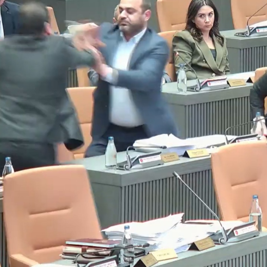 KKTC Meclisi'nde yumruklu kavga... Erken seçim tartışması meydan kavgasına dönüştü! Milletvekilleri birbirine girdi: Terbiyesiz sensin!