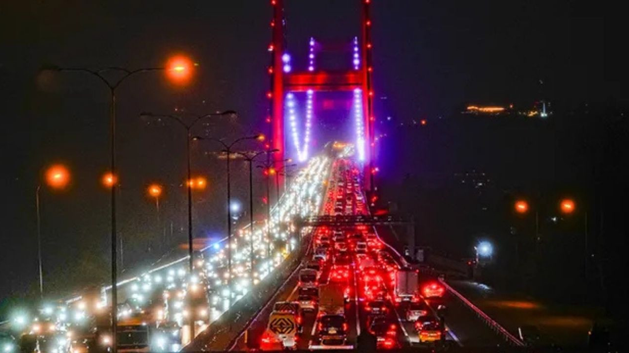 İstanbul'da trafik kilitlendi: Yoğunluk %90
