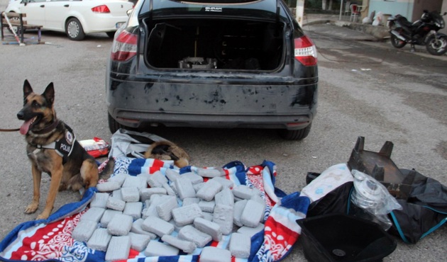 Açığa alınan polisin aracında 40 kilo eroin ele geçirildi! / VİDEO